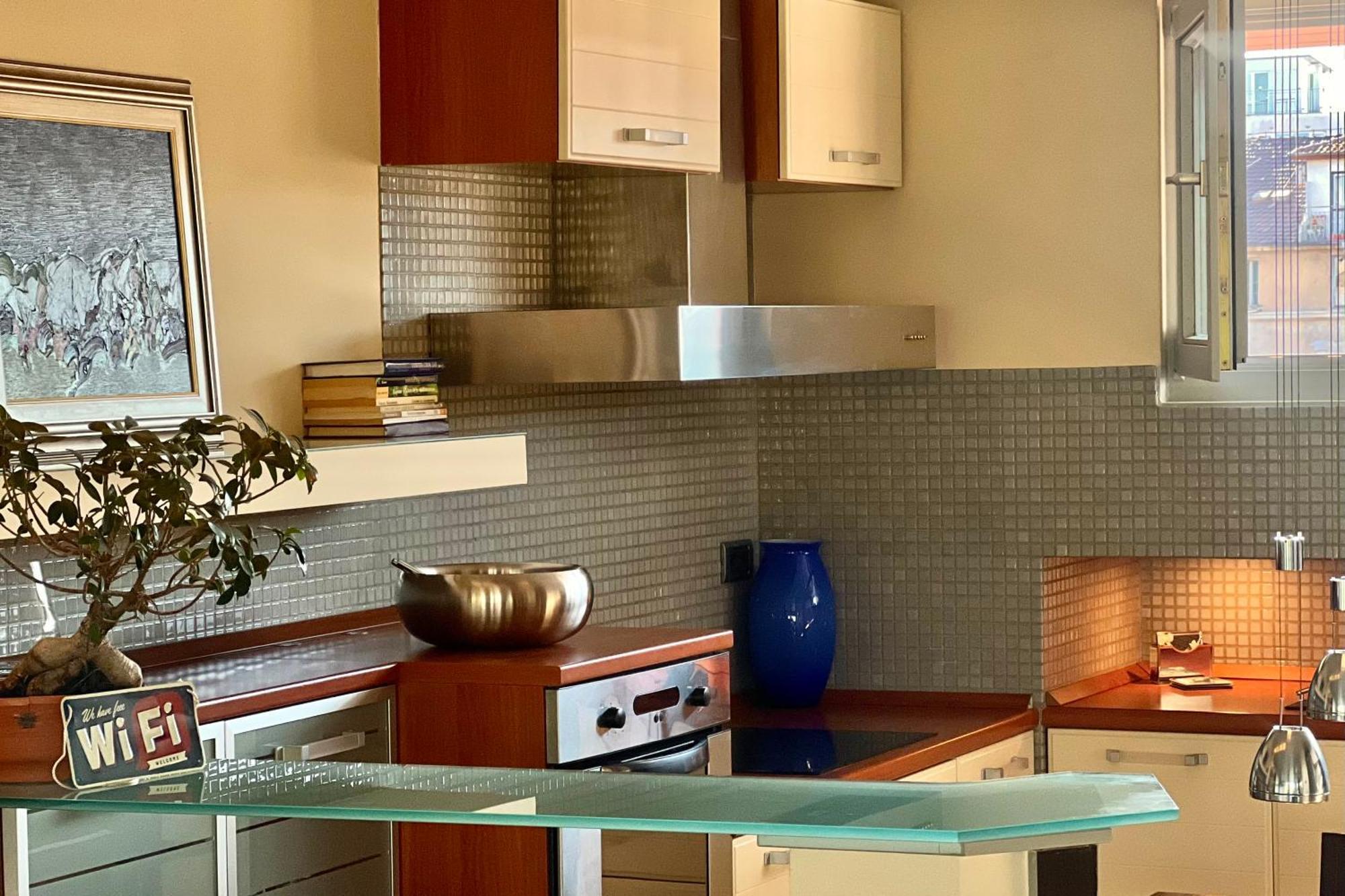 Nostalgic '90s Place Historical Center Apartment